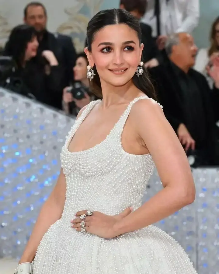 INDIAN ACTRESS ALIA BHATT IMAGES IN WHITE DRESS AT MET GALA 2023 4